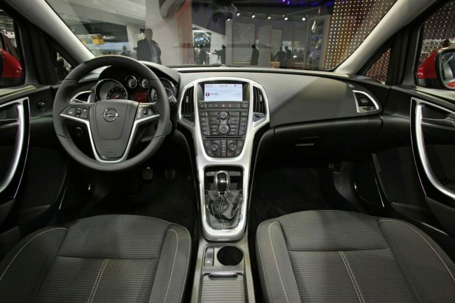 Салон нового Opel Астра - фото