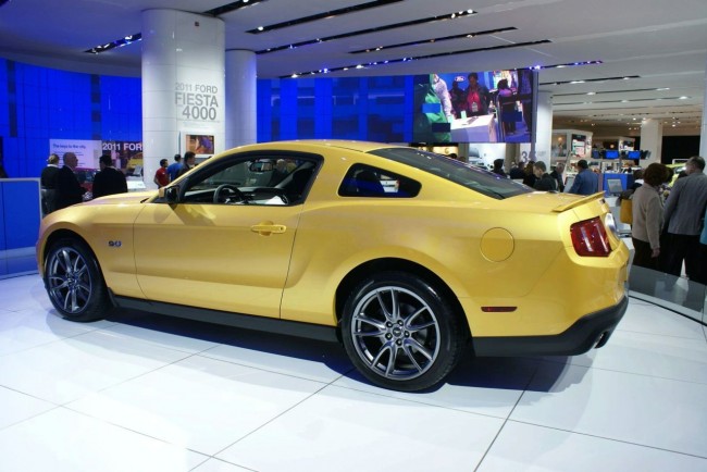 Ford Mustang GT 2011 фото