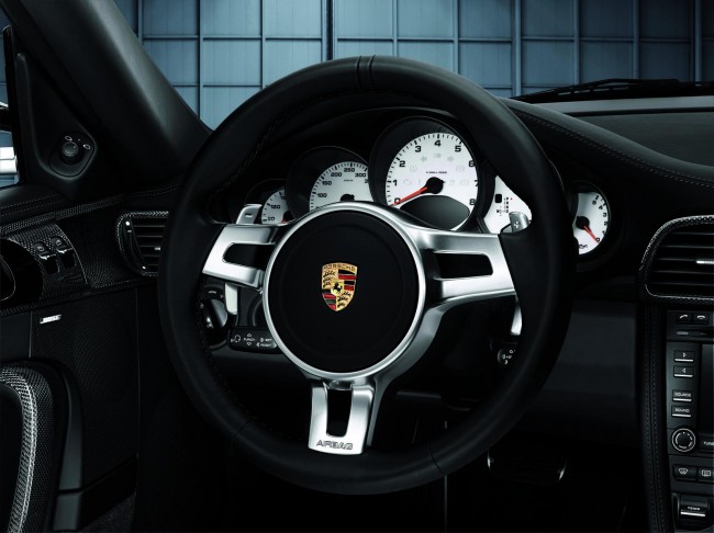 Новый фунциональный руль от Porsche Tequipment
