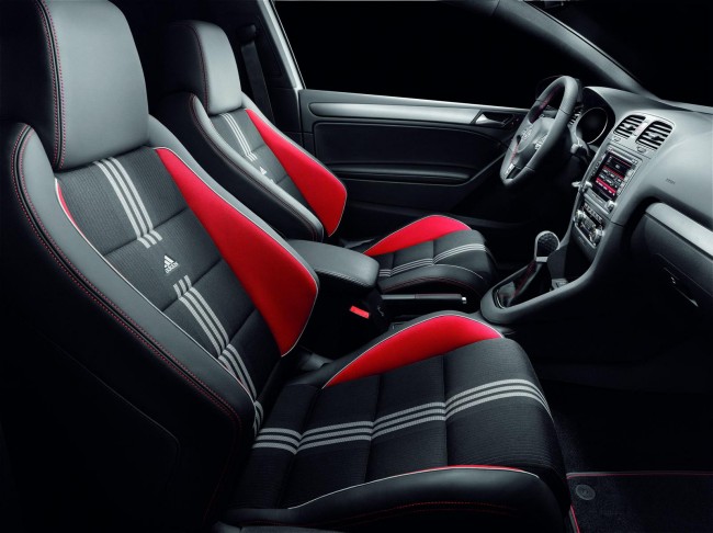 В салоне VW Golf GTI Adidas - фото