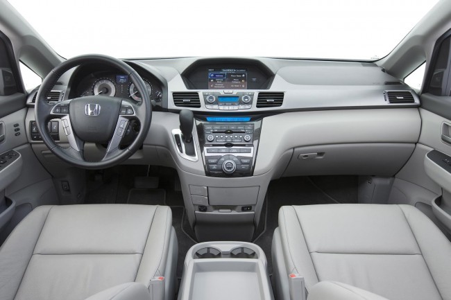 В салоне новой Honda Odyssey 2011 - фото