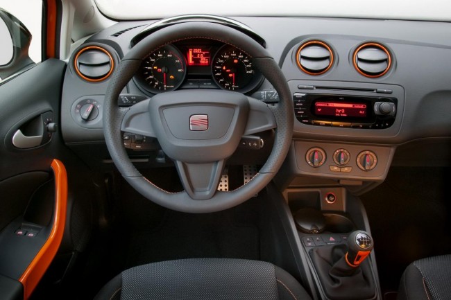 В салоне Seat Ibiza SC Sport Edition - фото