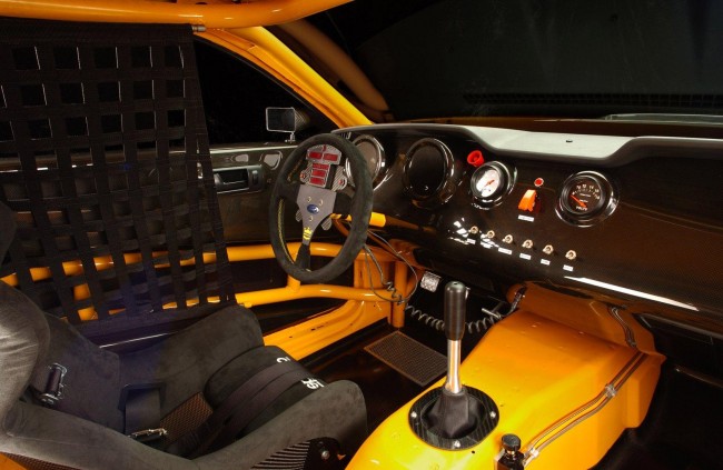 В салоне Форд Мустанг GT-R Concept - фото