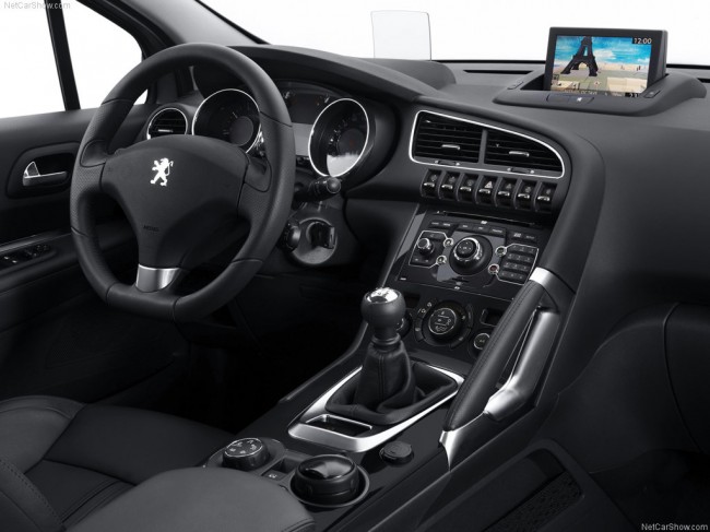 В салоне Peugeot 3008 - фото