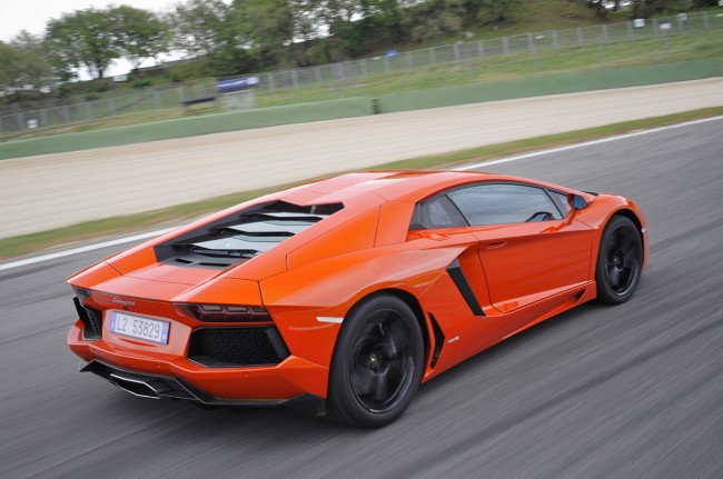 lamborghini-aventador-lp700-4_17-650x431