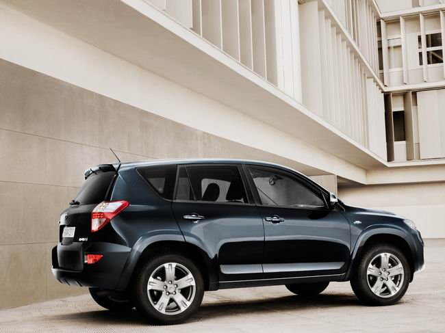 Продажи новой Toyota RAV4 стартуют в России 1 июня Продажи новой Toyota RAV4 стартуют в России 1 июня