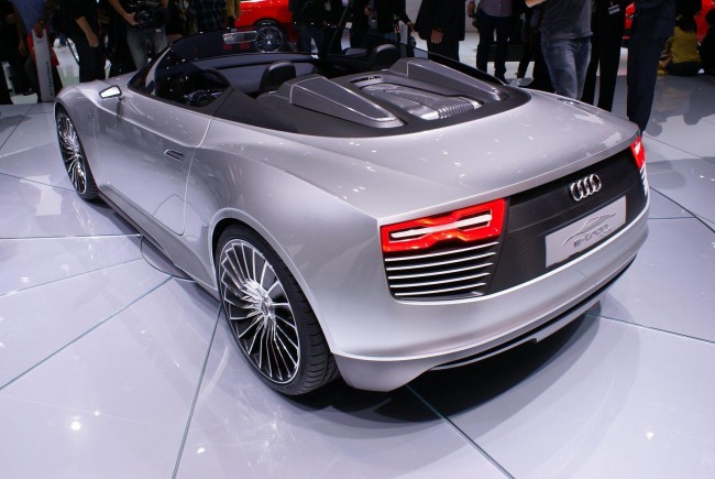 Audi привезла в Париж e-Tron Spyder Concept Audi привезла в Париж e-Tron Spyder Concept