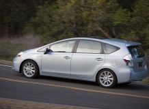 Минивен Toyota Prius V фото