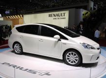 Toyota Prius Plus фото