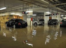 Дорогие автомобили оказались под водой