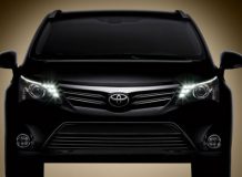 Toyota показала фото обновленного Avensis 2012
