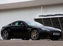Aston Martin V8 Vantage фото