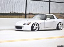 Белая Honda S 2000