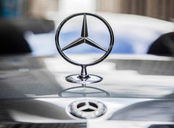 Значок Mercedes на капоте