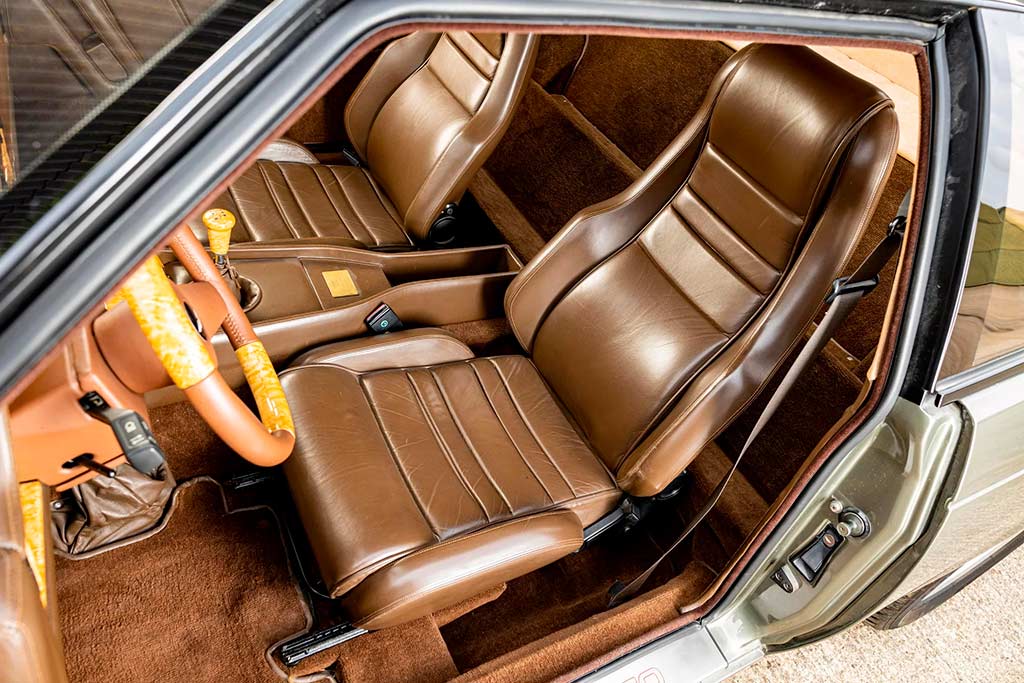 На торги выставлен редкий Aston Martin V8 Vantage Zagato Sports Saloon 1987 года