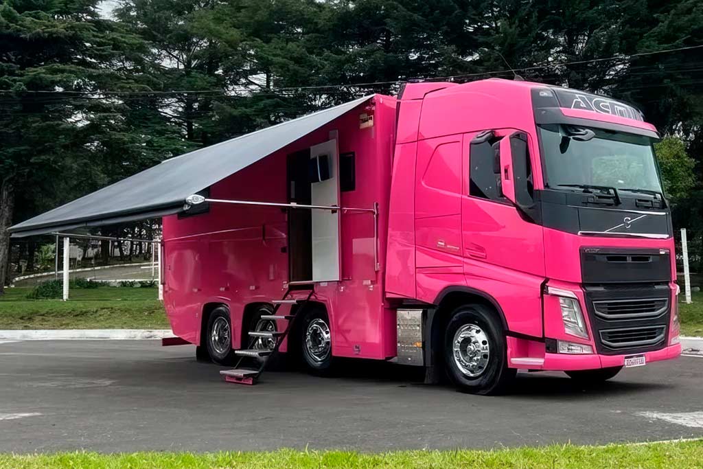 Розовый кемпер на базе магистрального тягача Volvo