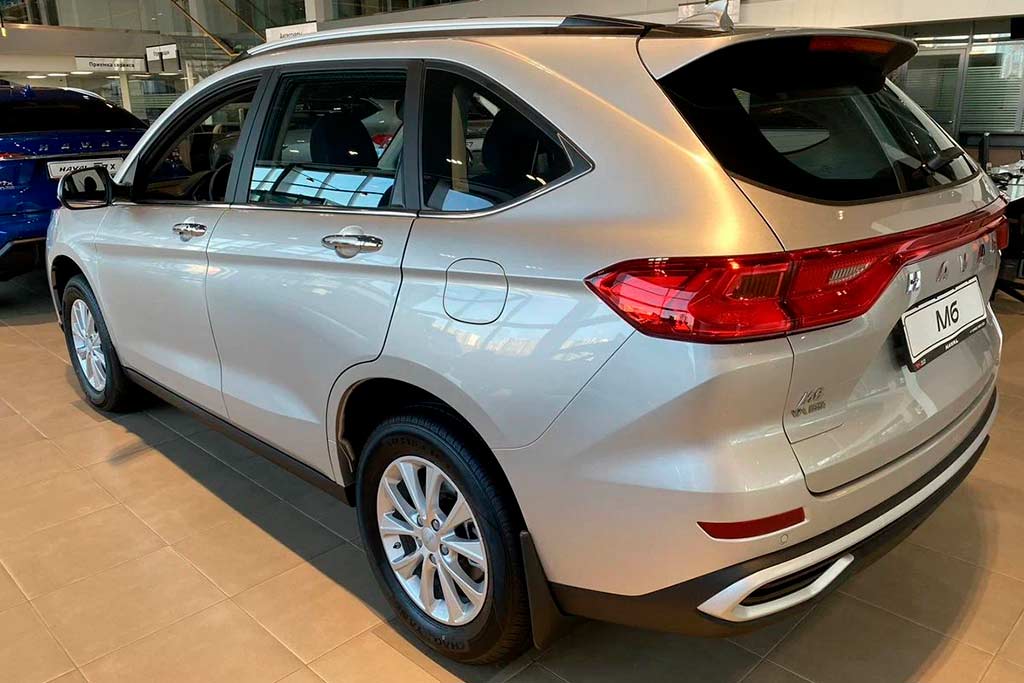 Haval M6 серого цвета