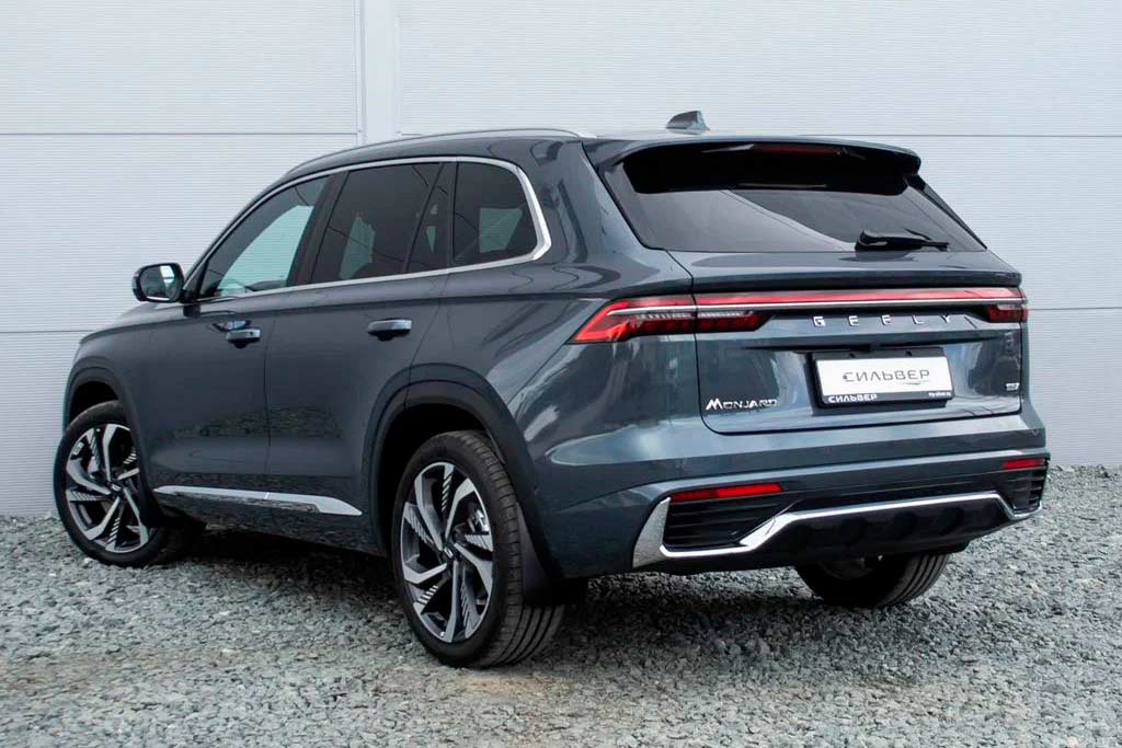 Geely Monjaro серого цвета
