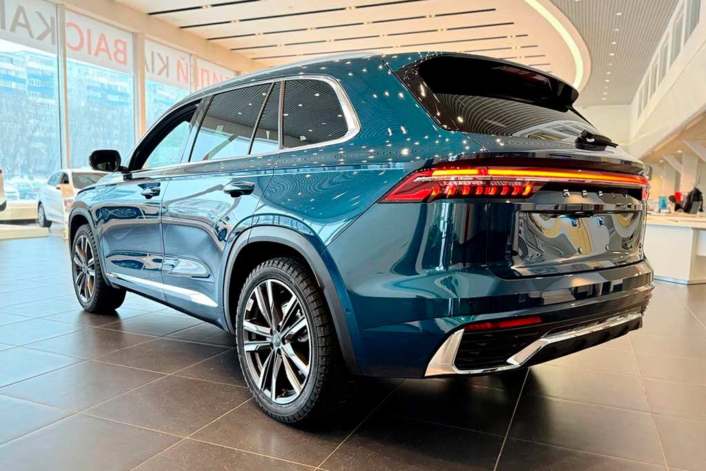 Geely Monjaro изумрудного цвета