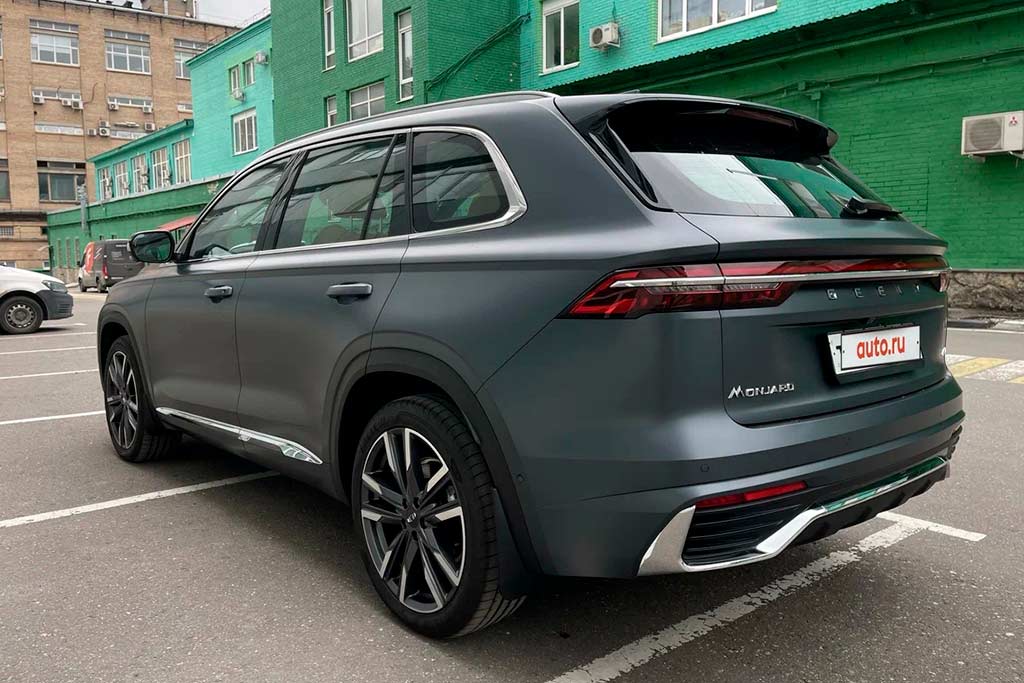 Geely Monjaro матово-серого цвета