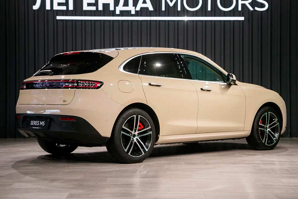 Seres M5 бежевого цвета