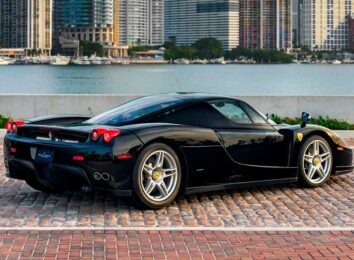 Черный Ferrari Enzo 2003 года