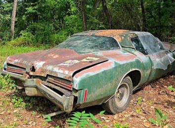 Ржавый Buick Riviera 1971 года